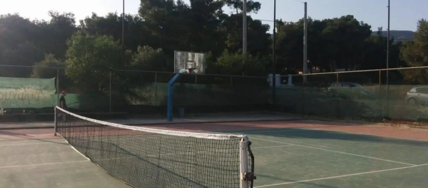 Χανιά: Σφαίρα «καρφώθηκε» σε γήπεδο τένις εν ώρα αγώνα (φώτο)